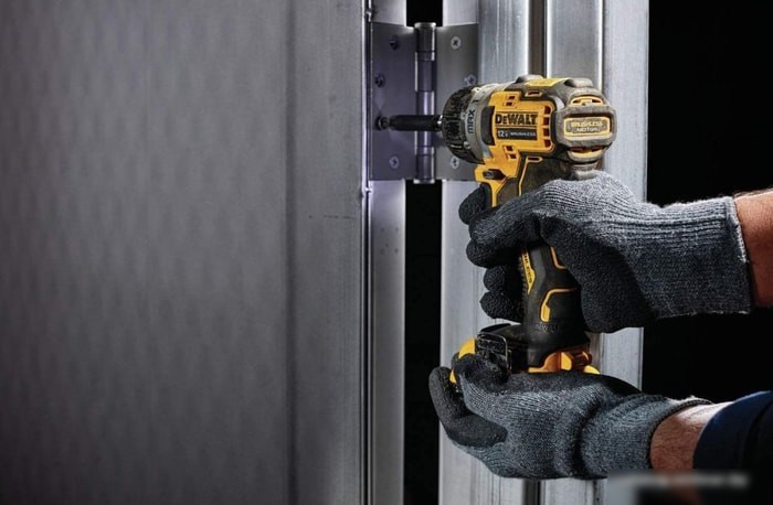 Винтоверт DeWalt DCF601D2-QW (с 2-мя АКБ, кейс)