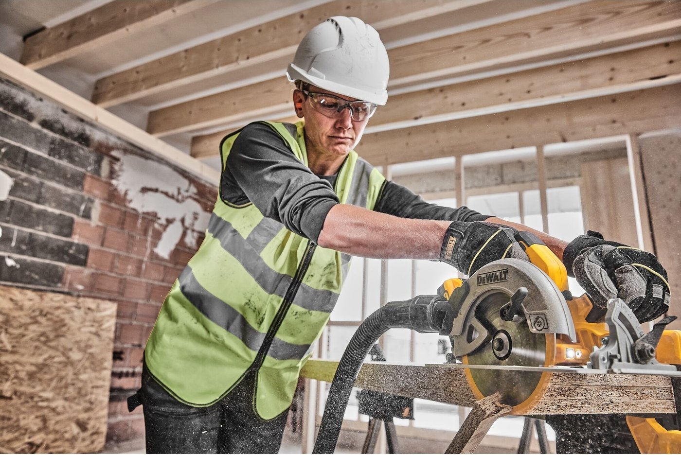 Дисковая (циркулярная) пила DeWalt DCS570H2T (с 2-мя АКБ, кейс)