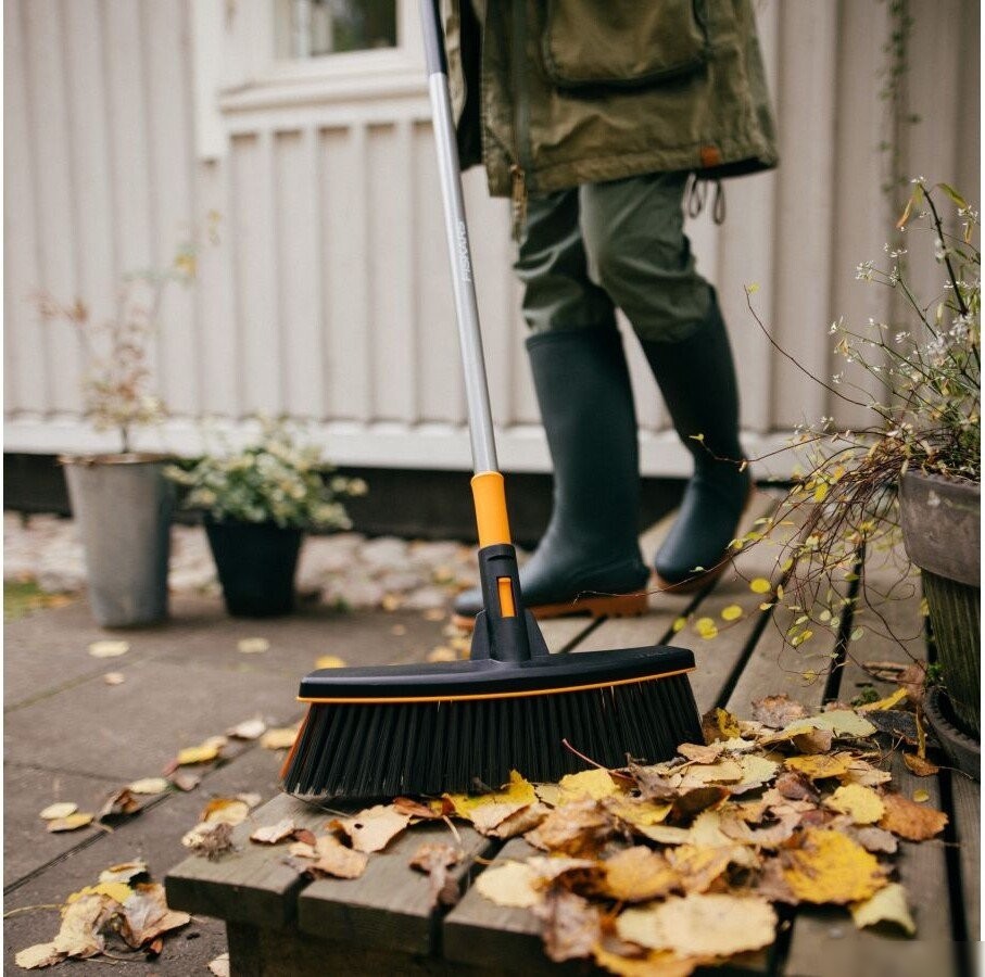 Метла Fiskars 1077115