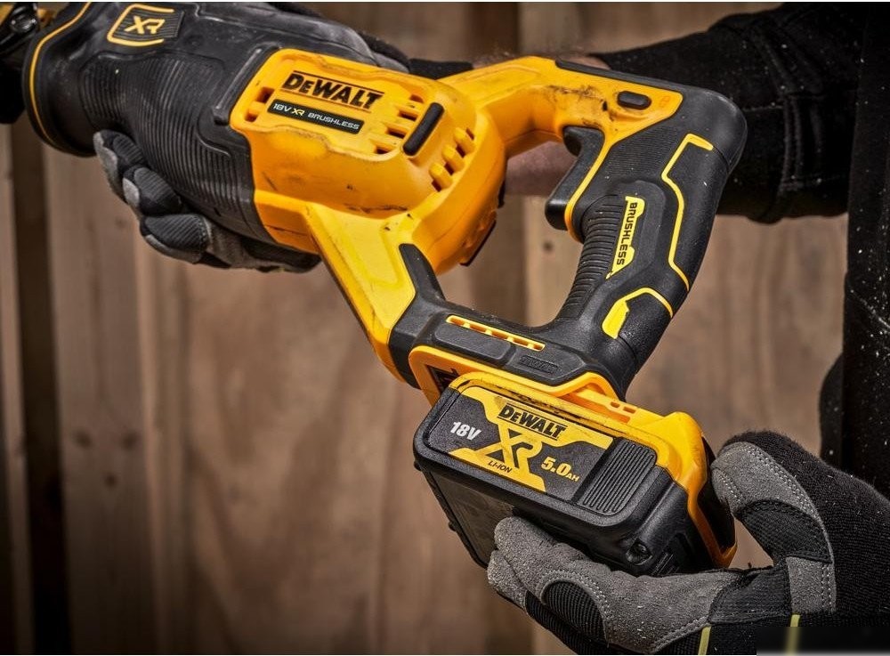 Сабельная пила DeWalt DCS382N (без АКБ)