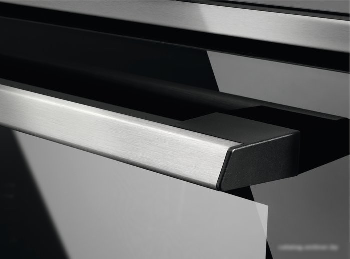 Электрический духовой шкаф Electrolux EOC5E70X