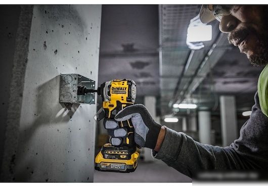 Винтоверт DeWalt DCF850E2T (с 2-мя АКБ 1.7 Ач, кейс)