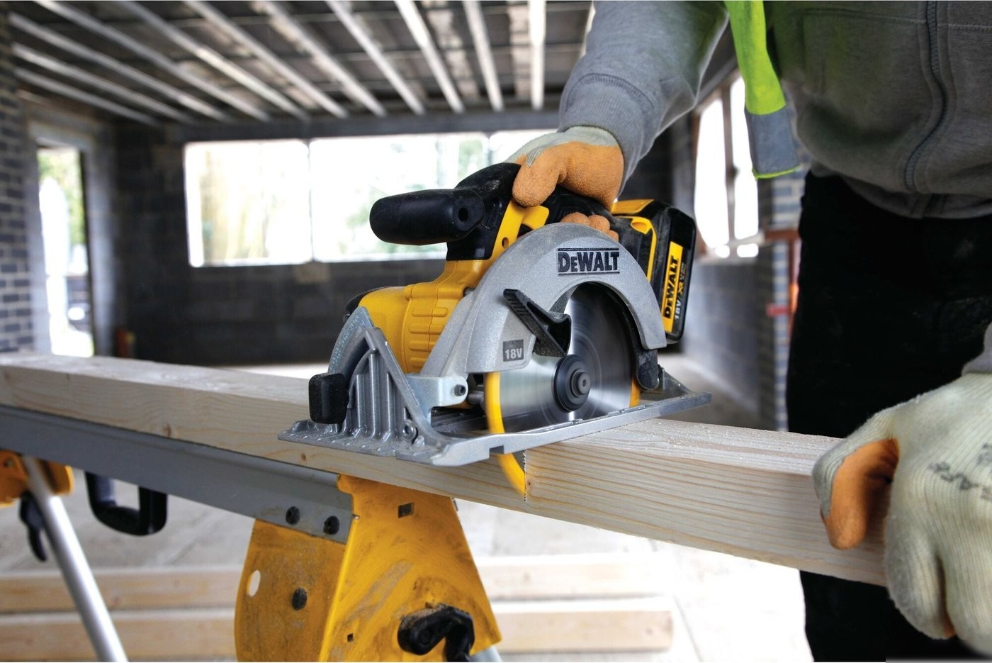 Дисковая (циркулярная) пила DeWalt DCS391NT (без АКБ, кейс)