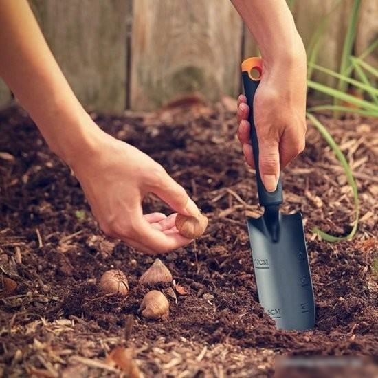 Совок Fiskars Ergo 1027018