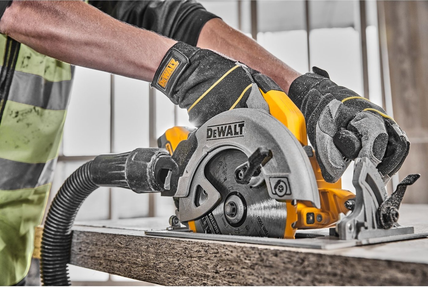 Дисковая (циркулярная) пила DeWalt DCS570H2T (с 2-мя АКБ, кейс)
