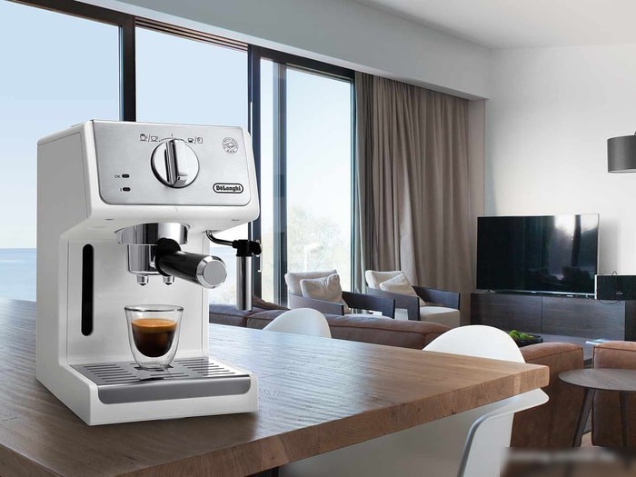 Рожковая помповая кофеварка DeLonghi Active Line ECP 33.21.W